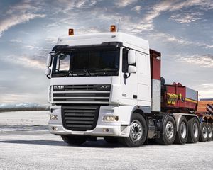 Превью обои daf, xf105, грузовик, авто, вид сбоку, трейлер, экскаватор