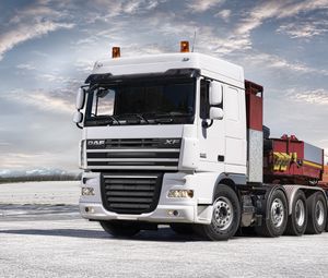 Превью обои daf, xf105, грузовик, авто, вид сбоку, трейлер, экскаватор