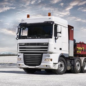 Превью обои daf, xf105, грузовик, авто, вид сбоку, трейлер, экскаватор