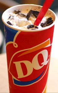 Превью обои dairy queen, напиток, молочный, стакан