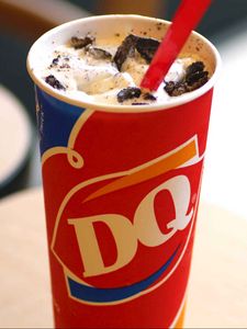 Превью обои dairy queen, напиток, молочный, стакан