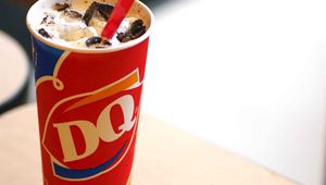 Превью обои dairy queen, напиток, молочный, стакан