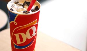 Превью обои dairy queen, напиток, молочный, стакан