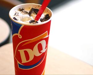 Превью обои dairy queen, напиток, молочный, стакан