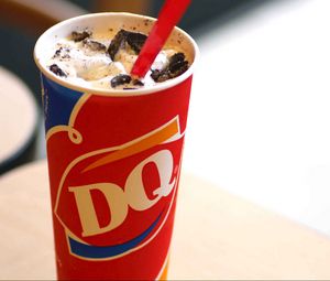 Превью обои dairy queen, напиток, молочный, стакан