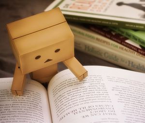 Превью обои danbo, картонный робот, книга, чтение