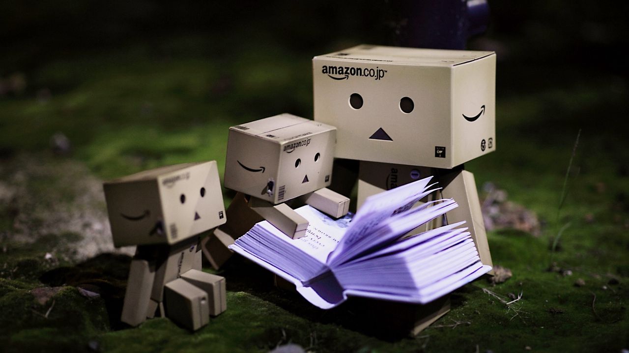 Обои danbo, картонный робот, маленькие, книга, чтение