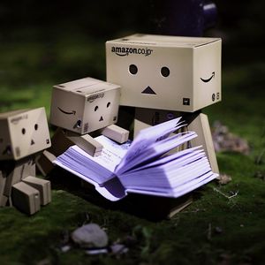 Превью обои danbo, картонный робот, маленькие, книга, чтение