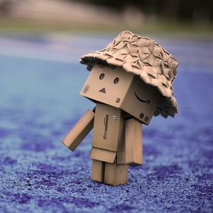 Превью обои danbo, картонный робот, шляпа, прогулка