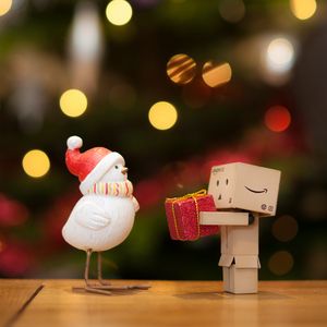 Превью обои данбо, картонный робот, цыпленок, подарок, рождество