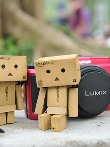 Превью обои danboard, фотоаппарат, картонные роботы