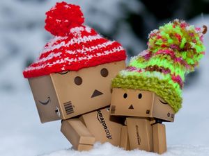 Превью обои danboard, картонные роботы, шапки, снег