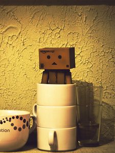 Превью обои danboard, картонный робот, чашки, тень