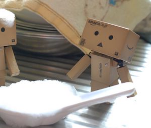 Превью обои danboard, картонный робот, ложка, приготовление