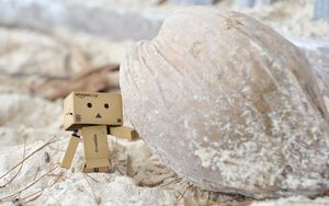 Превью обои danboard, картонный робот, песок, камень
