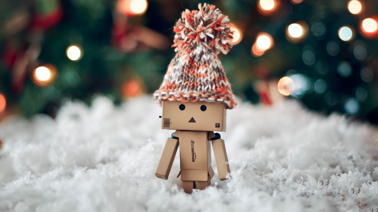 Обои danboard, шапка, зима, картонный робот