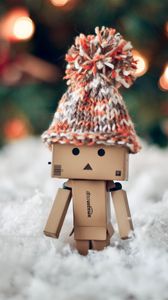 Превью обои danboard, шапка, зима, картонный робот