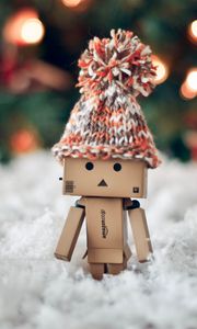 Превью обои danboard, шапка, зима, картонный робот