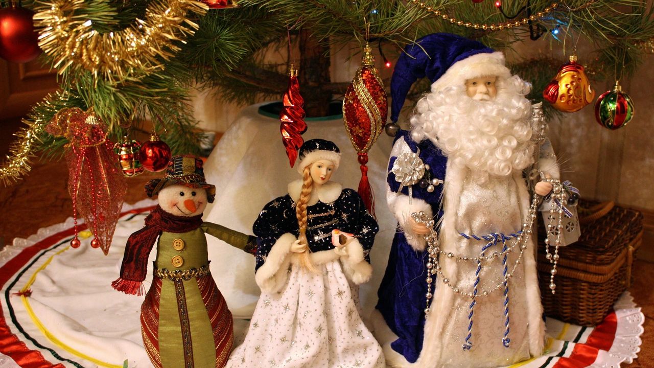 Обои дед мороз, снегурочка, снеговик, елочные игрушки, елка, новый год