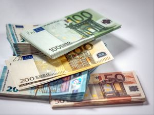 Превью обои деньги, купюры, евро, валюта