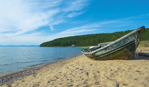 Превью обои деревья, берег, река, сибирь, лес, песок, лодка