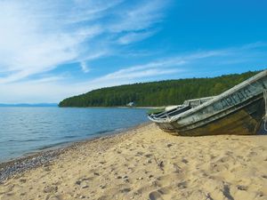 Превью обои деревья, берег, река, сибирь, лес, песок, лодка