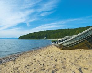 Превью обои деревья, берег, река, сибирь, лес, песок, лодка