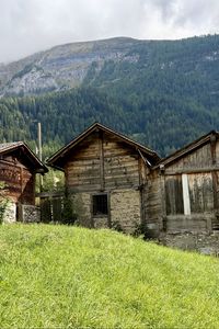 Превью обои деревня, амбар, дом, склон, трава, цмутт, маттерхорн, швейцария