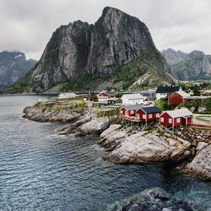 Превью обои деревня, здания, побережье, скалы, море