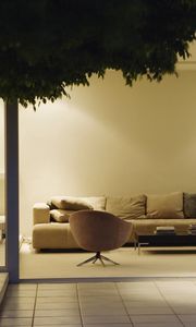 Превью обои дерево, диван, дизайн, интерьер, комната, кресло, листва, плитка, подушки, растение, ступеньки