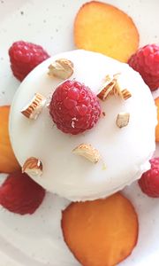 Превью обои десерт, ягоды, миндаль, фрукты, сладкий