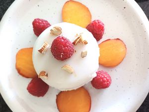 Превью обои десерт, ягоды, миндаль, фрукты, сладкий