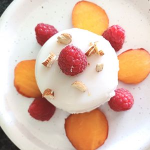 Превью обои десерт, ягоды, миндаль, фрукты, сладкий