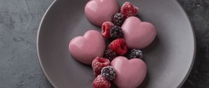 Превью обои десерт, сердечки, ягоды, малина, ежевика, клубника