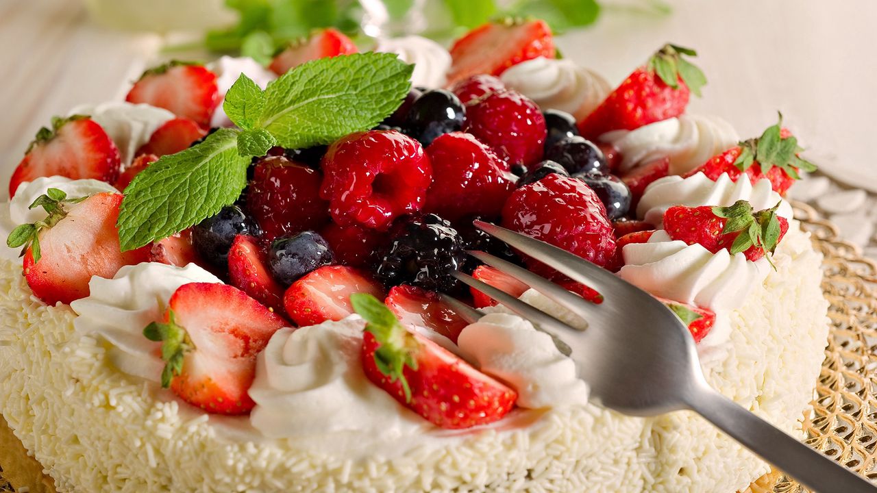 Обои десерт, торт, ягоды, клубника, крем, мята, сладкое