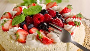 Превью обои десерт, торт, ягоды, клубника, крем, мята, сладкое