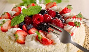Превью обои десерт, торт, ягоды, клубника, крем, мята, сладкое