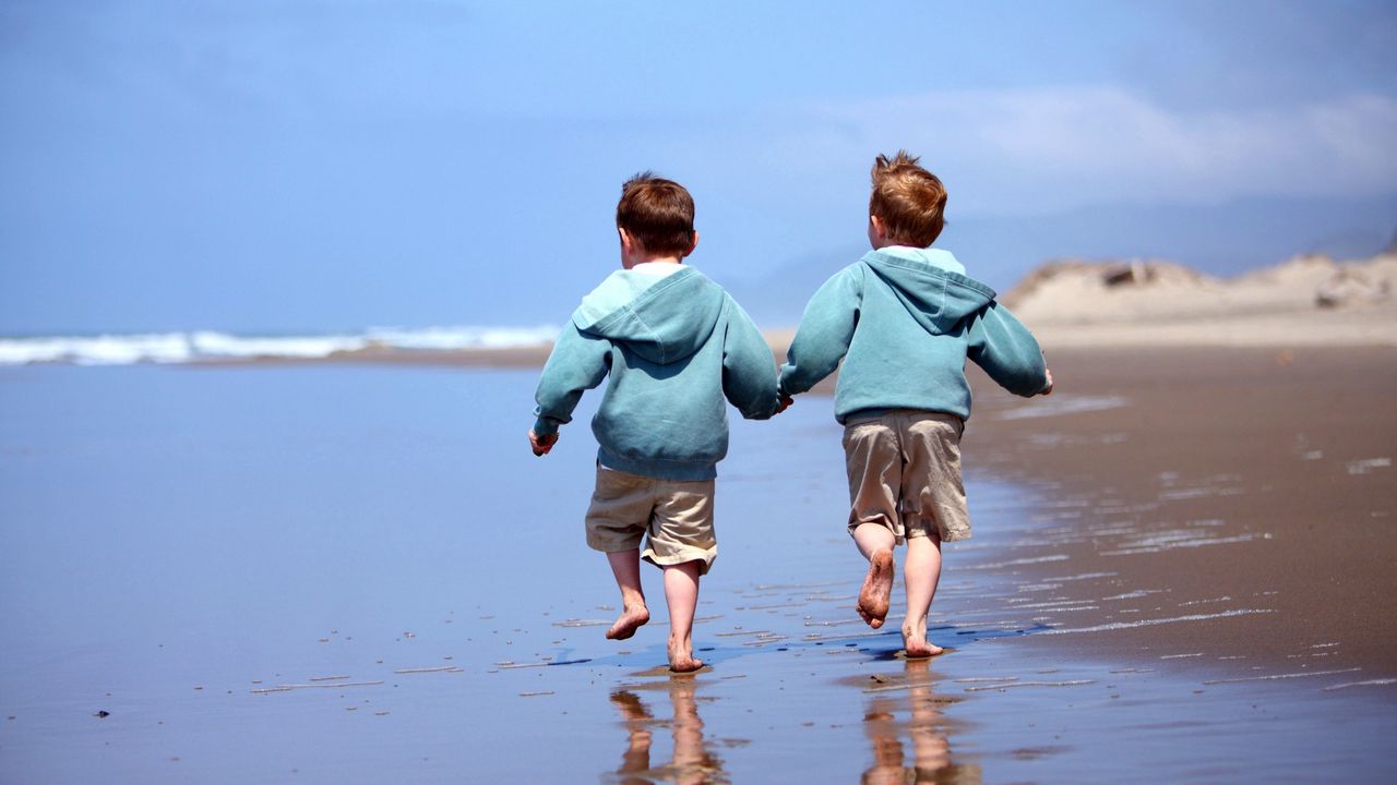Обои дети, мальчики, братья, берег, песок, отражение, побережье, море, океан, прибой, прогулка, шорты, пятки, горизонт, небо