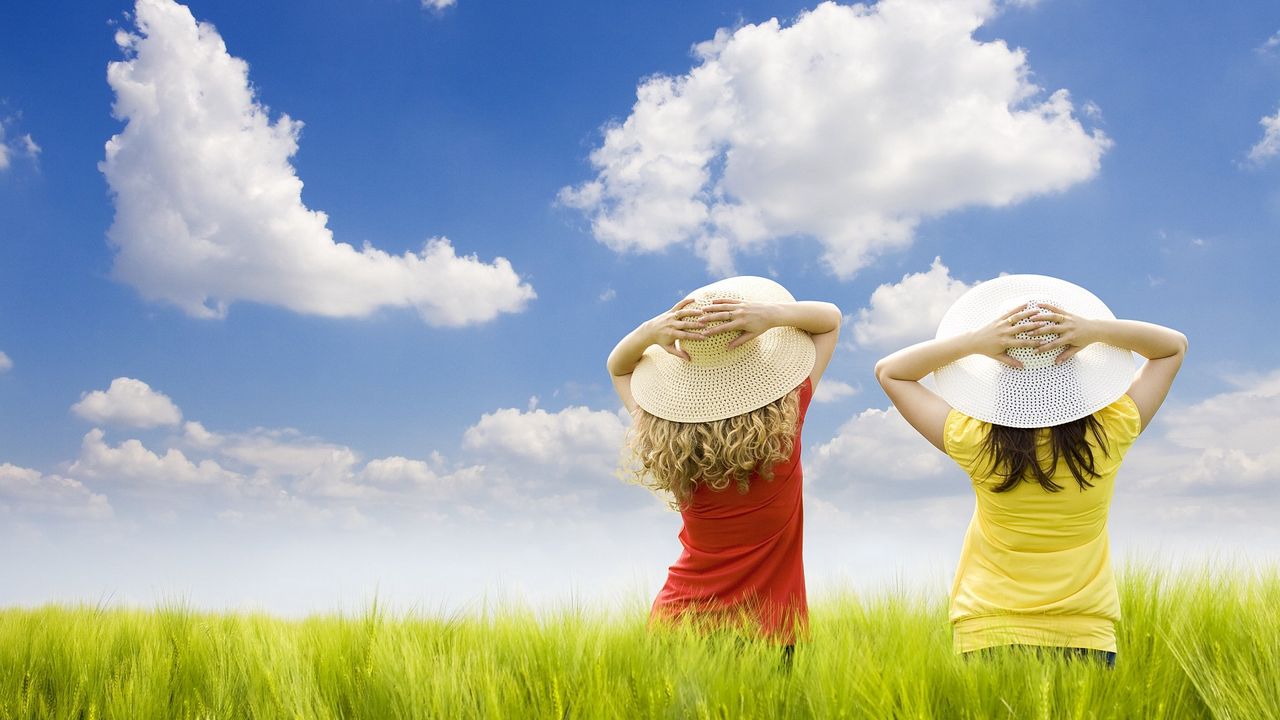 Обои дети, поле, девочки, шляпы, воздух, трава, небо
