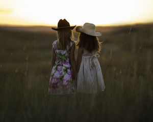 Превью обои дети, поле, девочки, сестры, трава