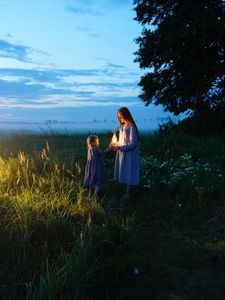 Превью обои дети, поле, закат, лампа, детство