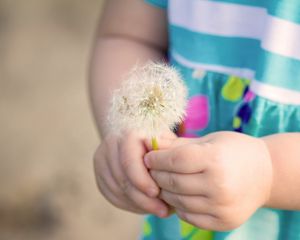 Превью обои девочка, одуванчик, настроение