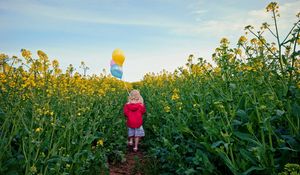 Превью обои девочка, поляна, настроение, воздушные шары