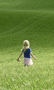 Превью обои девочка, ребенок, поле, трава, прогулка