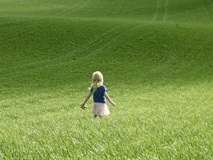 Превью обои девочка, ребенок, поле, трава, прогулка