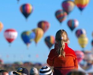 Превью обои девочка, воздушные шары, аэростат, полет, размытость, небо