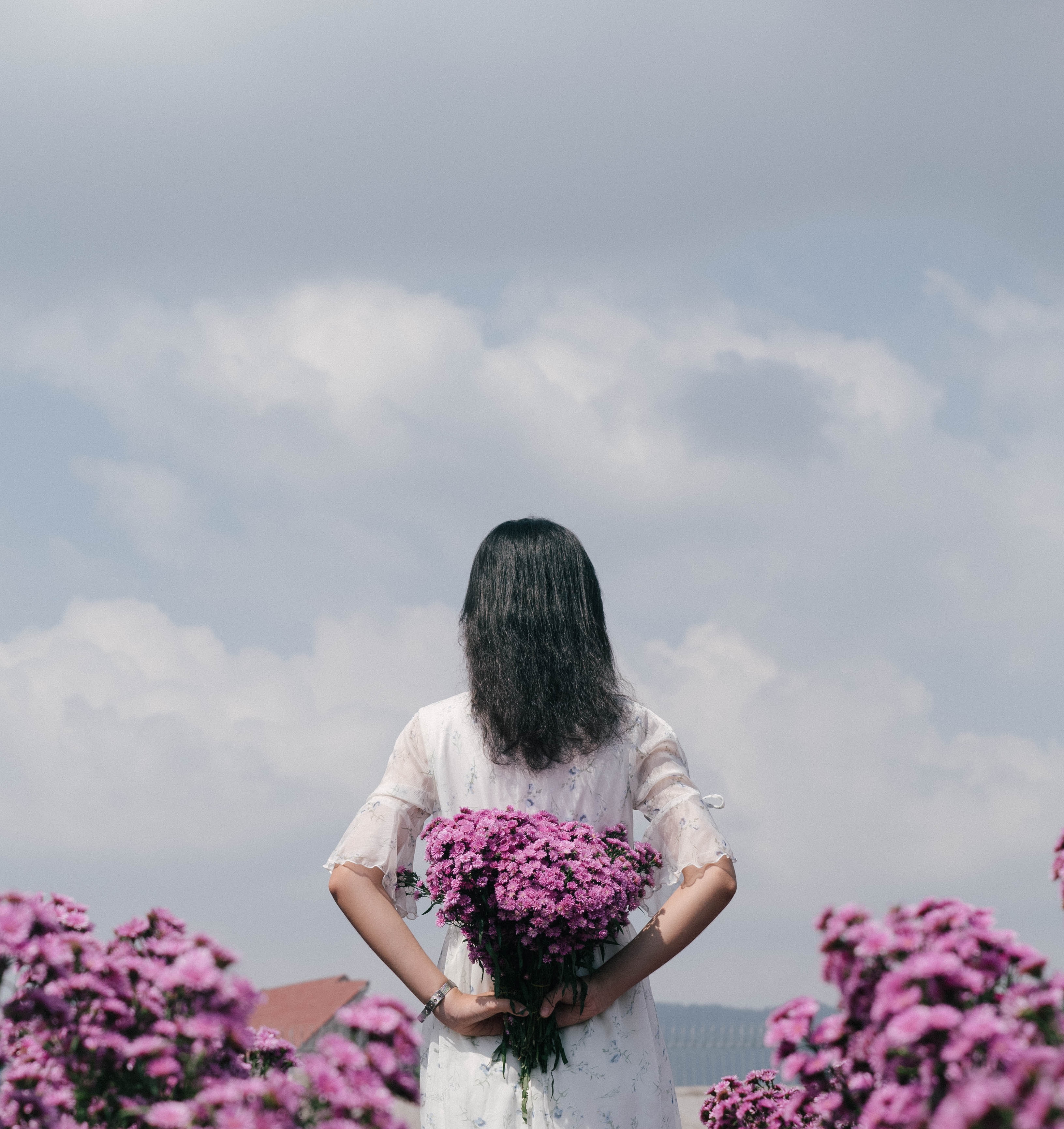 Фото девушки с цветами сзади на спине