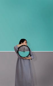 Превью обои девушка, часы, стена, симметрия, минимализм