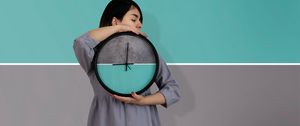 Превью обои девушка, часы, стена, симметрия, минимализм