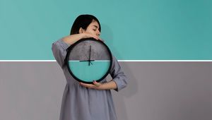 Превью обои девушка, часы, стена, симметрия, минимализм